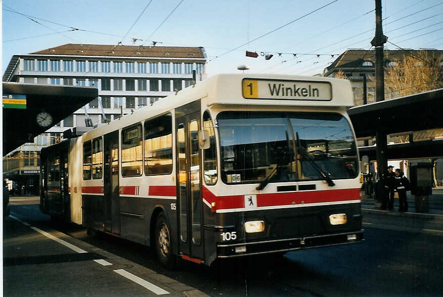 (073'811) - VBSG St. Gallen - Nr. 105 - Saurer/Hess Gelenktrolleybus am 8. Januar 2005 beim Bahnhof St. Gallen