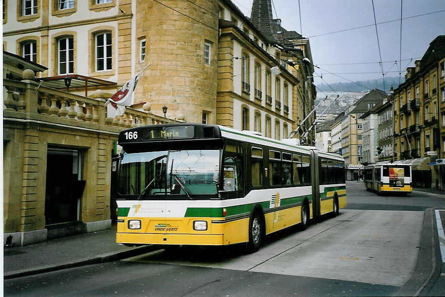 (074'114) - TN Neuchtel - Nr. 166 - FBW/Hess Gelenktrolleybus am 16. Januar 2005 in Neuchtel, Place Pury