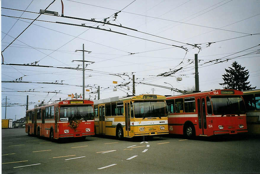 (074'228) - TN Neuchtel - Nr. 160 (ex Nr. 60) + Nr. 155 (ex Nr. 55) + Nr. 154 (ex Nr. 54) - FBW/Hess Gelenktrolleybusse am 16. Januar 2005 in Marin, Dpt