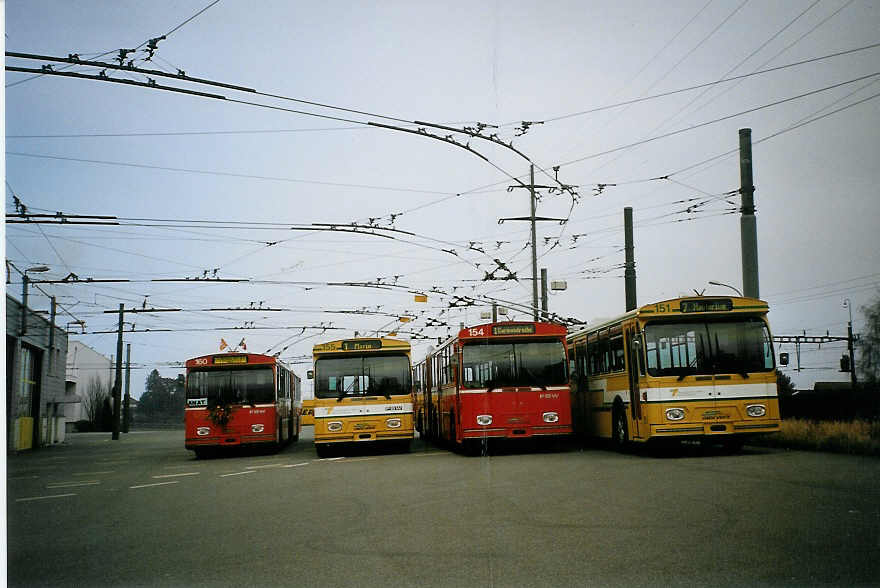 (074'230) - TN Neuchtel - Nr. 160 (ex Nr. 60) + Nr. 155 (ex Nr. 55) + Nr. 154 (ex Nr. 54) + Nr. 151 (ex Nr. 51) - FBW/Hess Gelenktrolleybusse am 16. Januar 2005 in Marin, Dpt