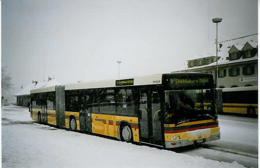 (074'320) - STI Thun - Nr. 103/BE 577'103 - MAN am 23. Januar 2005 beim Bahnhof Thun