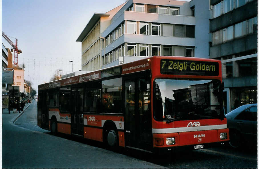 (074'401) - AAR bus+bahn, Aarau - Nr. 147/AG 15'247 - MAN am 29. Januar 2005 in Aarau, Kunsthaus