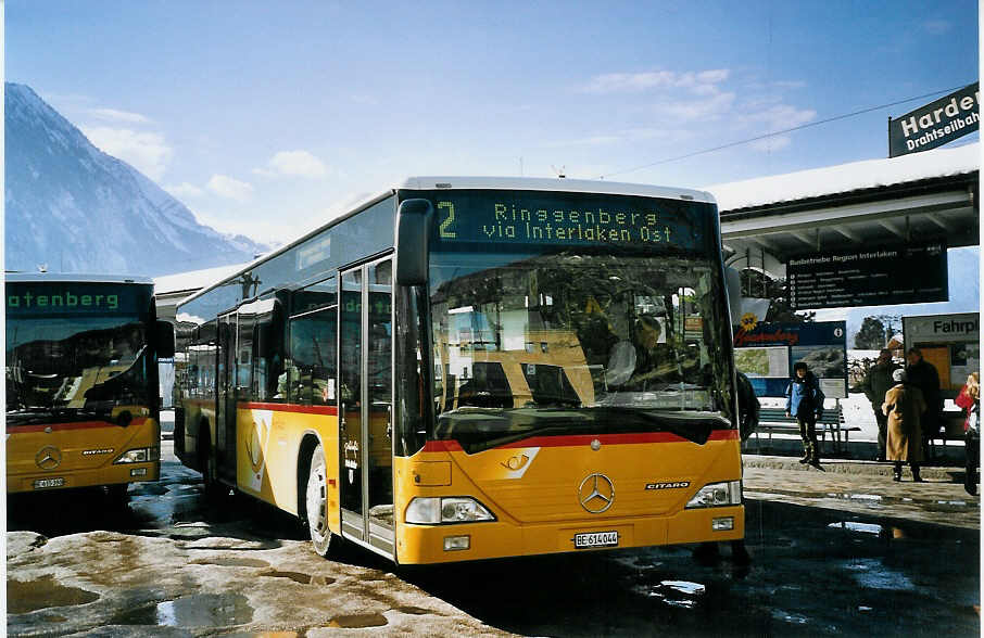 (074'408) - PostAuto Berner Oberland - BE 614'044 - Mercedes am 6. Februar 2005 beim Bahnhof Interlaken West
