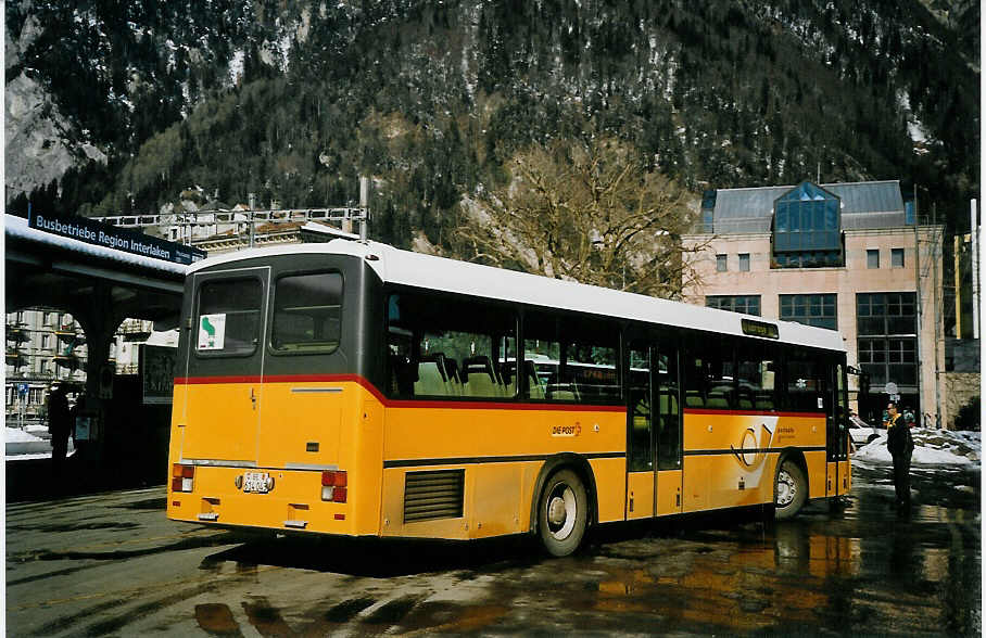 (074'410) - PostAuto Berner Oberland - BE 614'043 - Mercedes/R&J (ex P 25'326) am 6. Februar 2005 beim Bahnhof Interlaken West