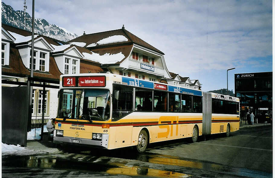 (074'416) - STI Thun - Nr. 65/BE 435'065 - Mercedes am 6. Februar 2005 beim Bahnhof Interlaken Ost