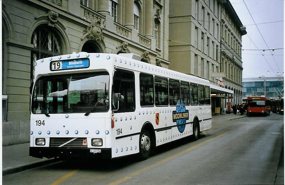 (074'504) - Bernmobil, Bern - Nr. 194/BE 451'194 - Volvo/R&J am 10. Februar 2005 beim Bahnhof Bern