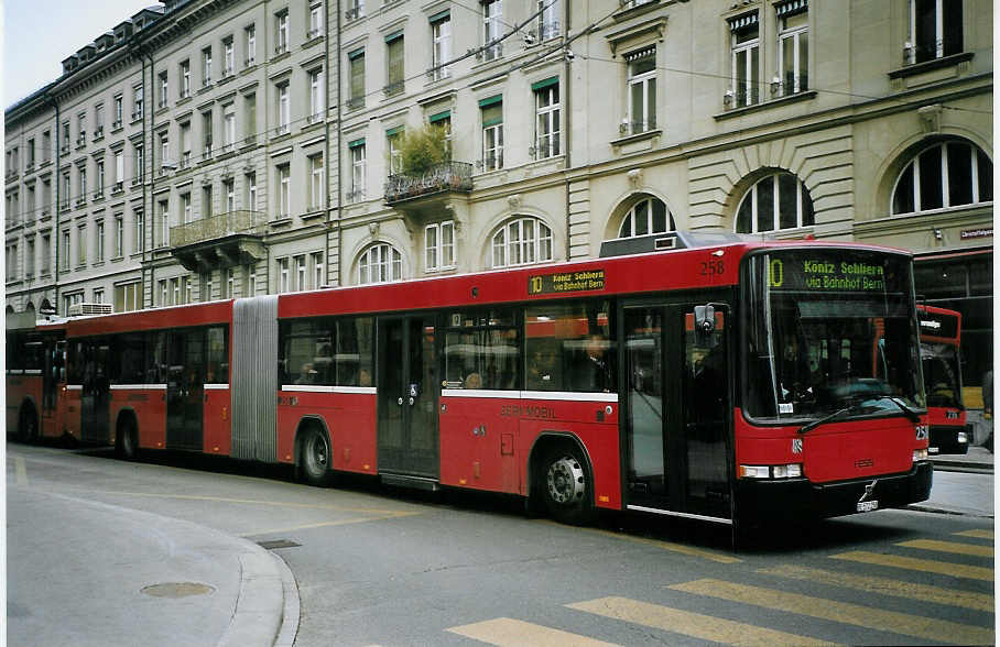 (074'505) - Bernmobil, Bern - Nr. 258/BE 572'258 - Volvo/Hess am 10. Februar 2005 beim Bahnhof Bern