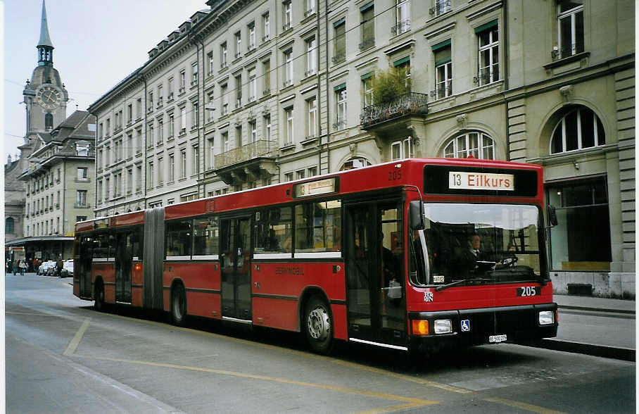 (074'509) - Bernmobil, Bern - Nr. 205/BE 500'205 - MAN am 10. Februar 2005 beim Bahnhof Bern