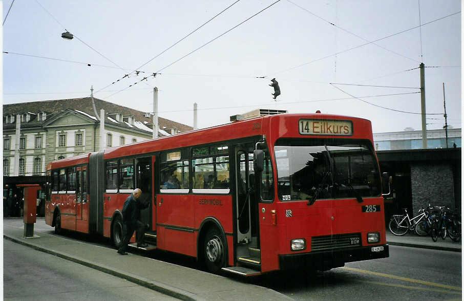 (074'522) - Bernmobil, Bern - Nr. 285/BE 419'285 - Volvo/R&J-Hess-Gangloff am 10. Februar 2005 beim Bahnhof Bern