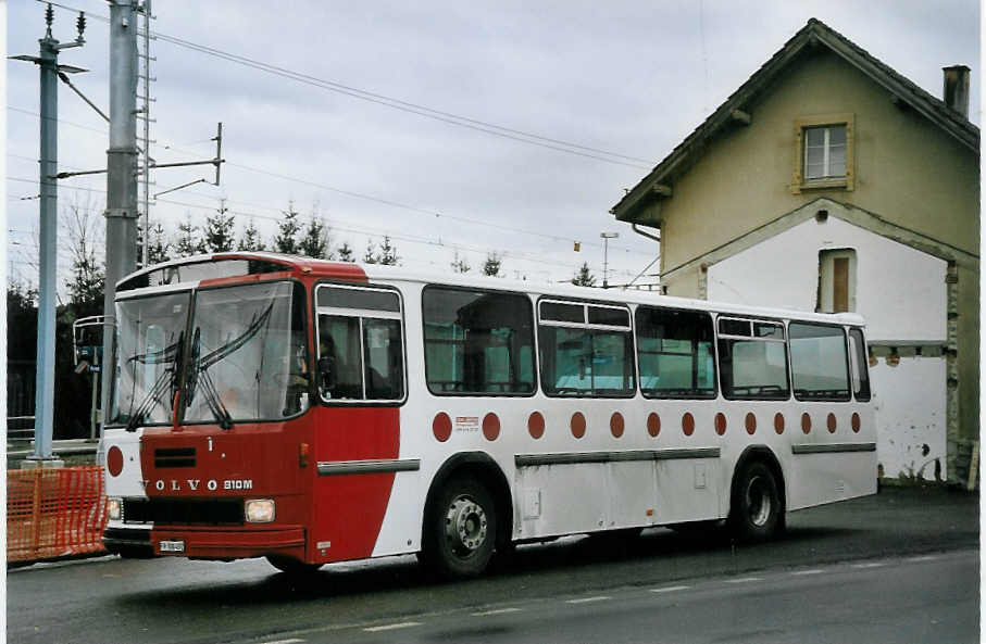 (074'611) - Taxis-Services, Granges-Paccot - FR 300'492 - Volvo/Hess (ex GFM Fribourg Nr. 98) am 12. Februar 2005 beim Bahnhof Ros