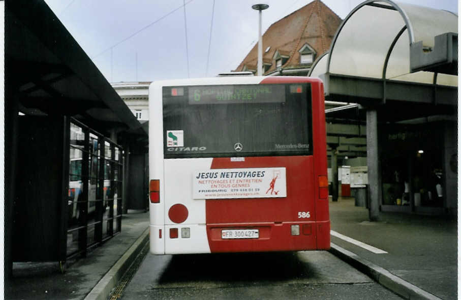 (074'630) - TPF Fribourg - Nr. 586/FR 300'427 - Mercedes am 12. Februar 2005 beim Bahnhof Fribourg