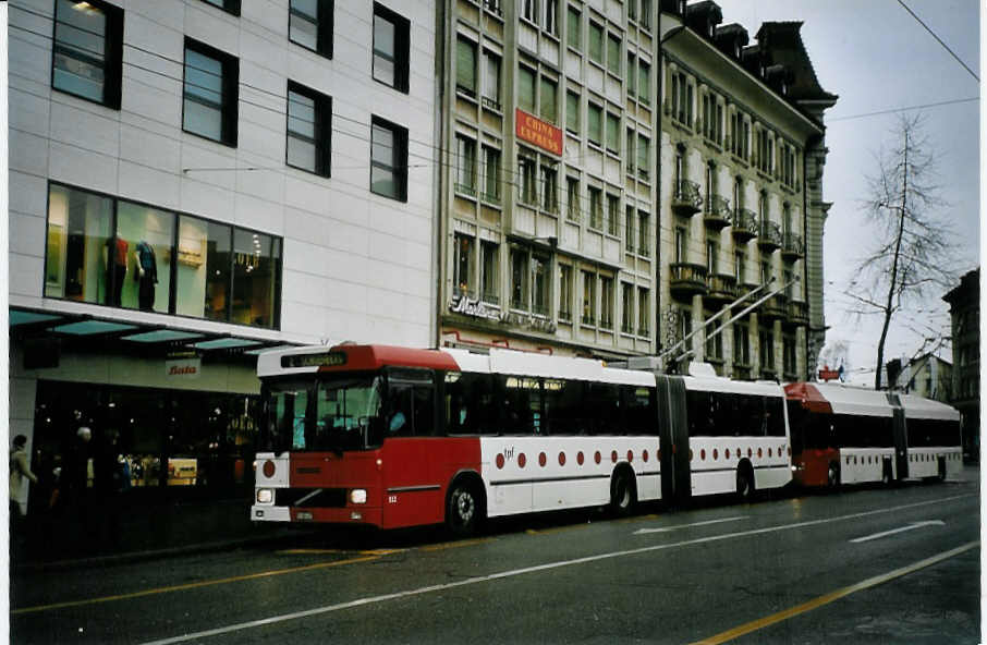 (074'631) - TPF Fribourg - Nr. 512/FR 300'417 - Volvo/Hess Gelenkduobus (ex TF Fribourg Nr. 112) am 12. Februar 2005 beim Bahnhof Fribourg