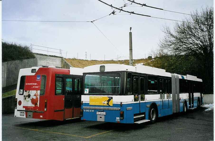 (074'636) - TPF Fribourg - Nr. 575/FR 300'401 - Volvo/Hess (ex TF Fribourg Nr. 175) am 12. Februar 2005 in Fribourg, Garage