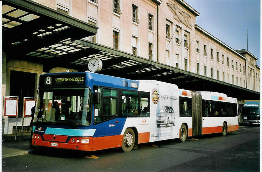 (074'834) - TPG Genve - Nr. 379/GE 96'459 - Volvo am 24. Februar 2005 beim Bahnhof Genve