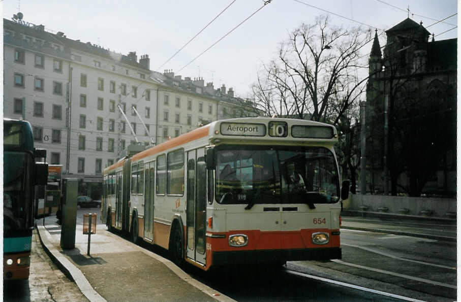 (074'836) - TPG Genve - Nr. 654 - Saurer/Hess Gelenktrolleybus am 24. Februar 2005 beim Bahnhof Genve