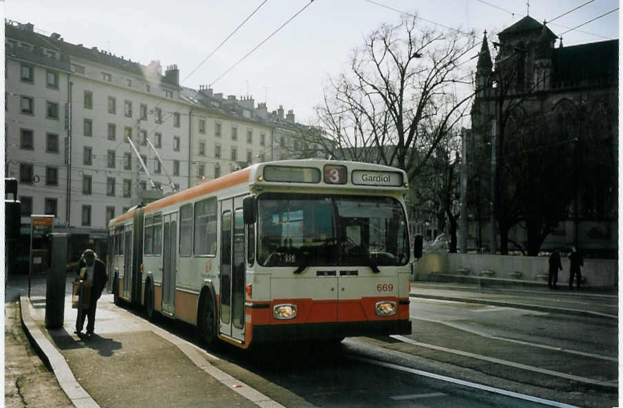 (074'901) - TPG Genve - Nr. 669 - Saurer/Hess Gelenktrolleybus am 24. Februar 2005 beim Bahnhof Genve
