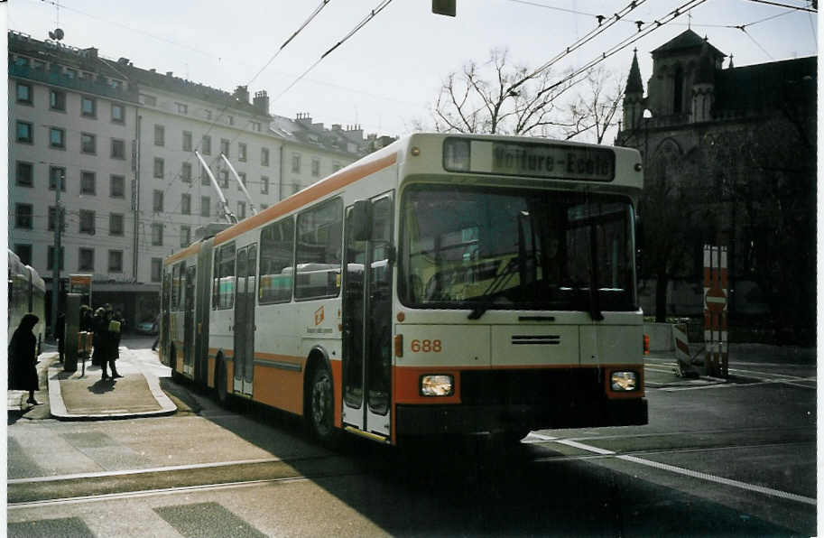 (074'904) - TPG Genve - Nr. 688 - NAW/Hess Gelenktrolleybus am 24. Februar 2005 beim Bahnhof Genve
