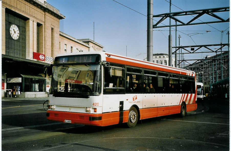 (074'911) - TPG Genve - Nr. 420/GE 96'828 - Renault am 24. Februar 2005 beim Bahnhof Genve