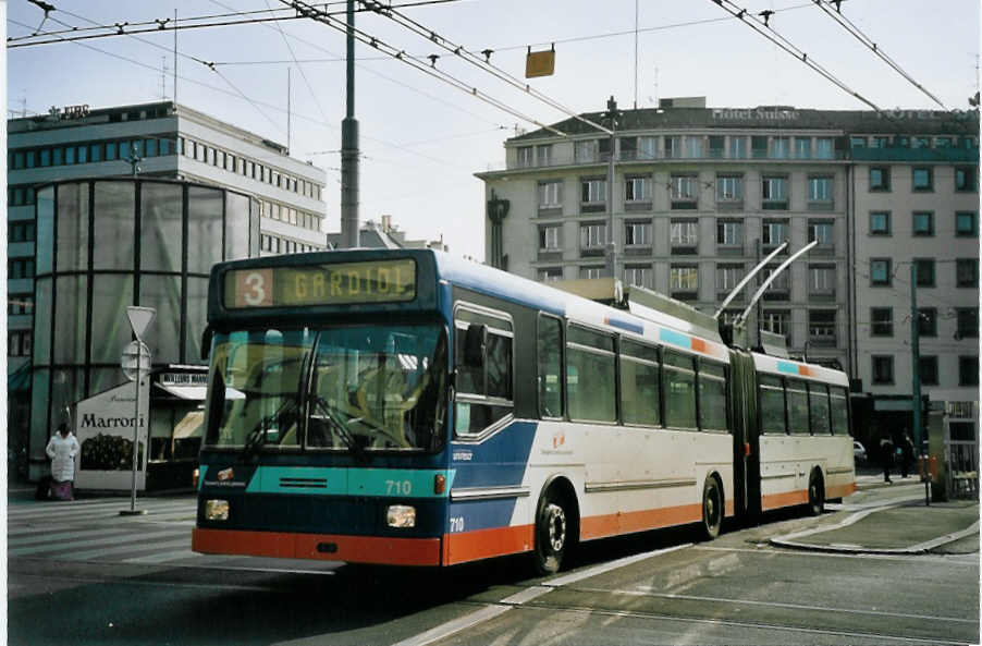 (074'918) - TPG Genve - Nr. 710 - NAW/Hess Gelenktrolleybus am 24. Februar 2005 beim Bahnhof Genve