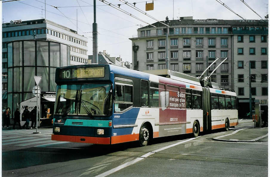 (074'926) - TPG Genve - Nr. 701 - NAW/Hess Gelenktrolleybus am 24. Februar 2005 beim Bahnhof Genve