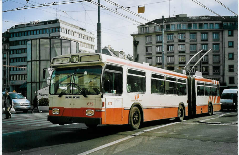 (074'927) - TPG Genve - Nr. 672 - Saurer/Hess Gelenktrolleybus am 24. Februar 2005 beim Bahnhof Genve