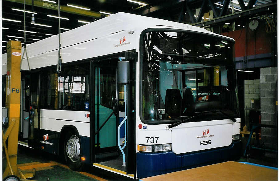 (075'034) - TPG Genve - Nr. 737 - Hess/Hess Gelenktrolleybus am 24. Februar 2005 in Grand-Lancy, Dpt (Teilaufnahme)