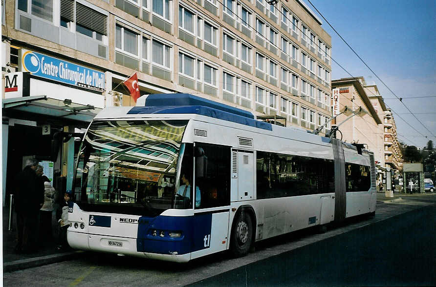 (075'101) - TL Lausanne - Nr. 810/VD 374'214 - Neoplan Gelenkduobus am 24. Februar 2005 beim Bahnhof Lausanne