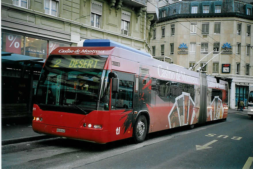 (075'134) - TL Lausanne - Nr. 811/VD 351'642 - Neoplan Gelenkduobus am 24. Februar 2005 in Lausanne, Bel-Air