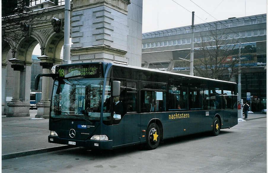(075'226) - VBL Luzern - Nr. 562/LU 15'716 - Mercedes (ex Gowa, Luzern Nr. 62) am 25. Februar 2005 beim Bahnhof Luzern