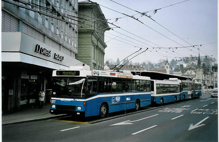 (075'230) - VBL Luzern - Nr. 277 - NAW/R&J-Hess Trolleybus am 25. Februar 2005 beim Bahnhof Luzern