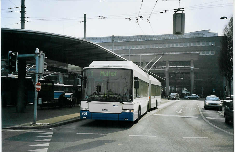 (075'235) - VBL Luzern - Nr. 206 - Hess/Hess Gelenktrolleybus am 25. Februar 2005 beim Bahnhof Luzern