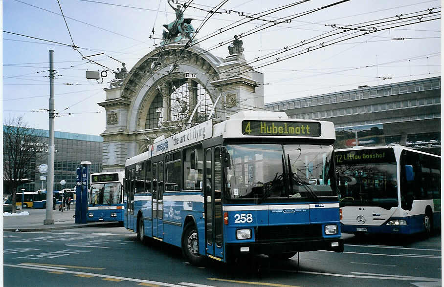 (075'306) - VBL Luzern - Nr. 258 - NAW/R&J-Hess Trolleybus am 25. Februar 2005 beim Bahnhof Luzern