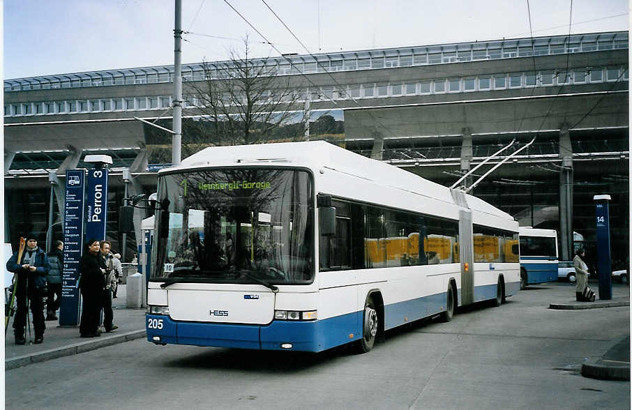 (075'307) - VBL Luzern - Nr. 205 - Hess/Hess Gelenktrolleybus am 25. Februar 2005 beim Bahnhof Luzern
