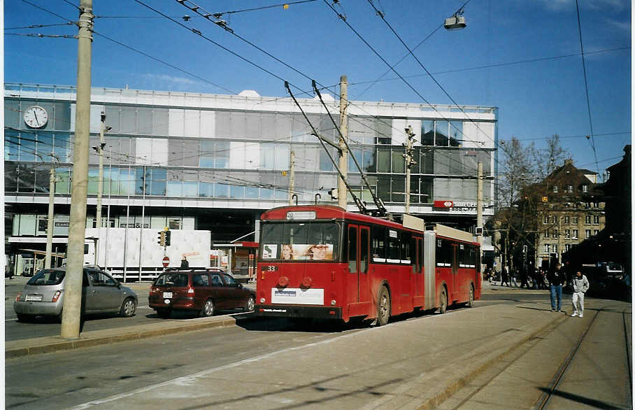 (075'401) - Bernmobil, Bern - Nr. 33 - FBW/Hess Gelenktrolleybus am 3. Mrz 2005 beim Bahnhof Bern