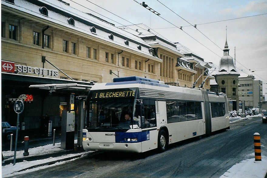 (075'432) - TL Lausanne - Nr. 800/VD 1413 - Neoplan Gelenkduobus am 6. Mrz 2005 beim Bahnhof Lausanne
