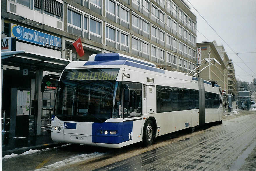 (075'433) - TL Lausanne - Nr. 801/VD 1315 - Neoplan Gelenkduobus am 6. Mrz 2005 beim Bahnhof Lausanne