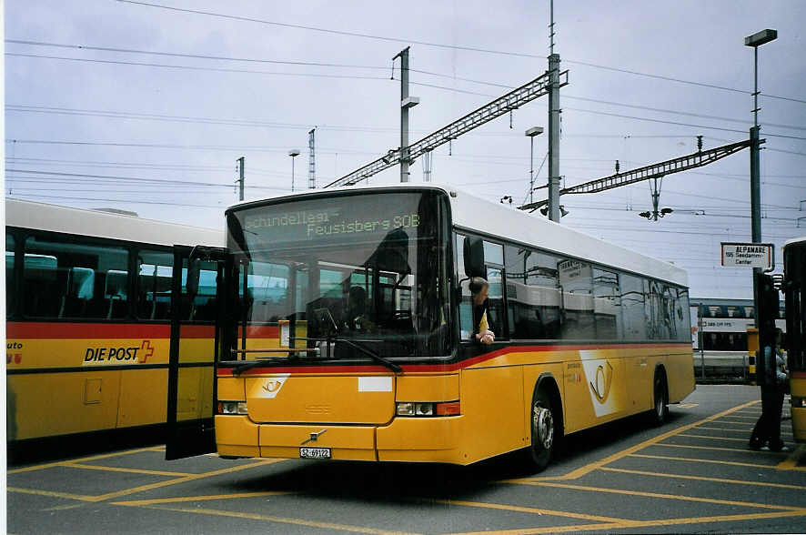 (075'915) - Schuler, Feusisberg - SZ 69'122 - Volvo/Hess am 31. Mrz 2005 beim Bahnhof Pfffikon