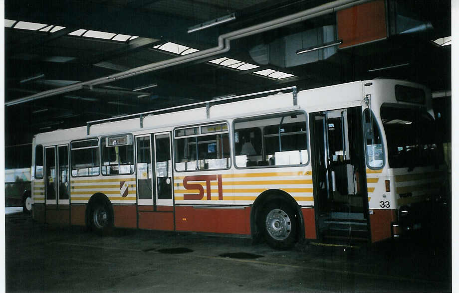 (076'006) - STI Thun - Nr. 33/BE 419'033 - Volvo/R&J (ex SAT Thun Nr. 33) am 9. April 2005 in Thun, Garage