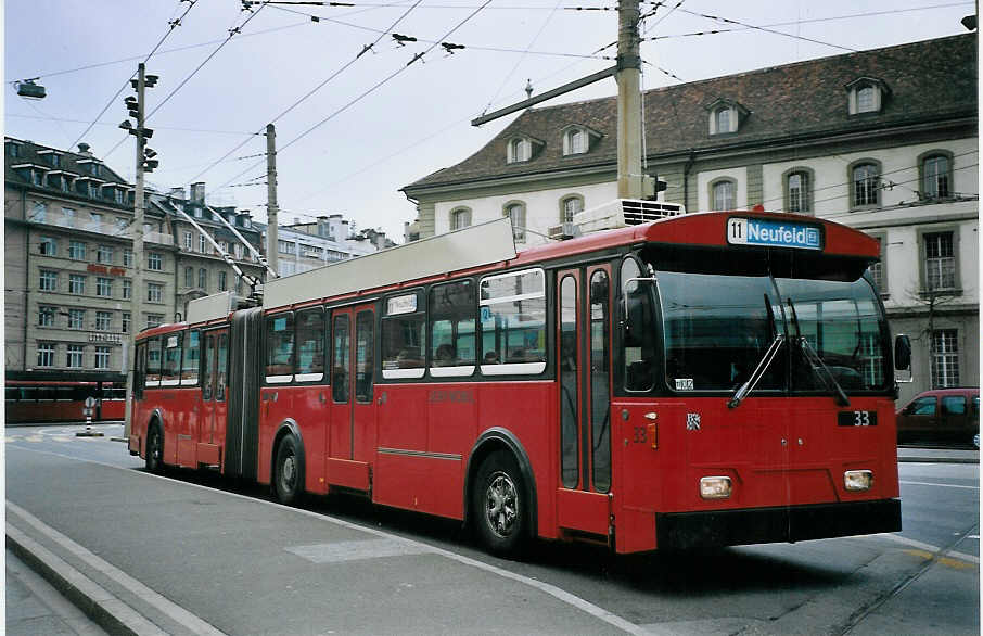 (076'126) - Bernmobil, Bern - Nr. 33 - FBW/Hess Gelenktrolleybus am 16. April 2005 beim Bahnhof Bern