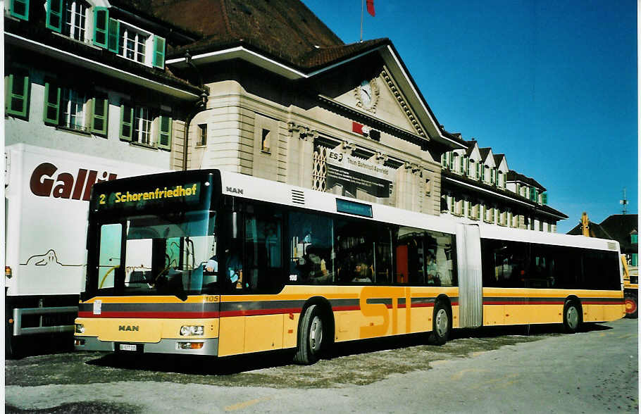 (07'618) - STI Thun - Nr. 105/BE 577'105 - MAN am 24. August 2005 beim Bahnhof Thun