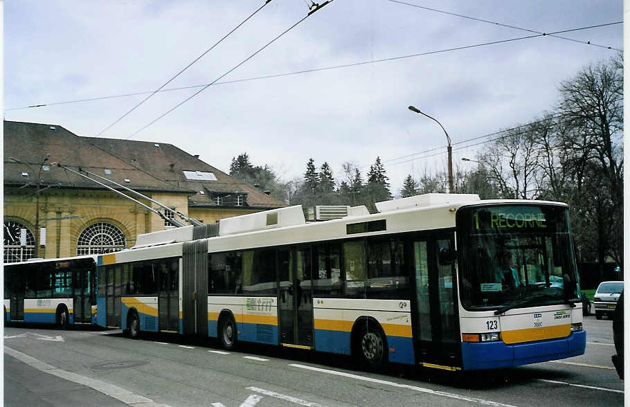 (076'228) - TC La Chaux-de-Fonds - Nr. 123 - NAW/Hess Gelenktrolleybus am 23. April 2005 beim Bahnhof La Chaux-de-Fonds