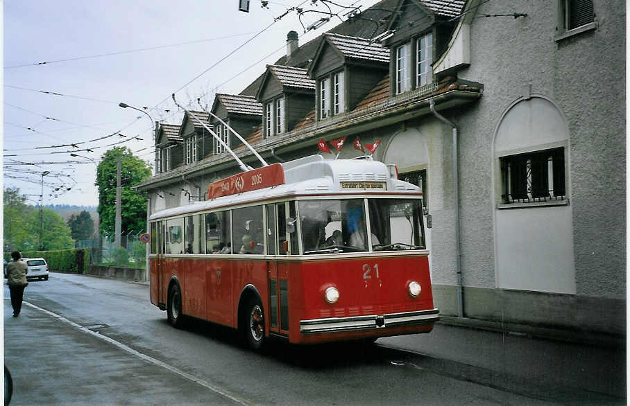 (076'334) - VB Biel - Nr. 21 - Berna/Hess Trolleybus am 23. April 2005 in Biel, Depot