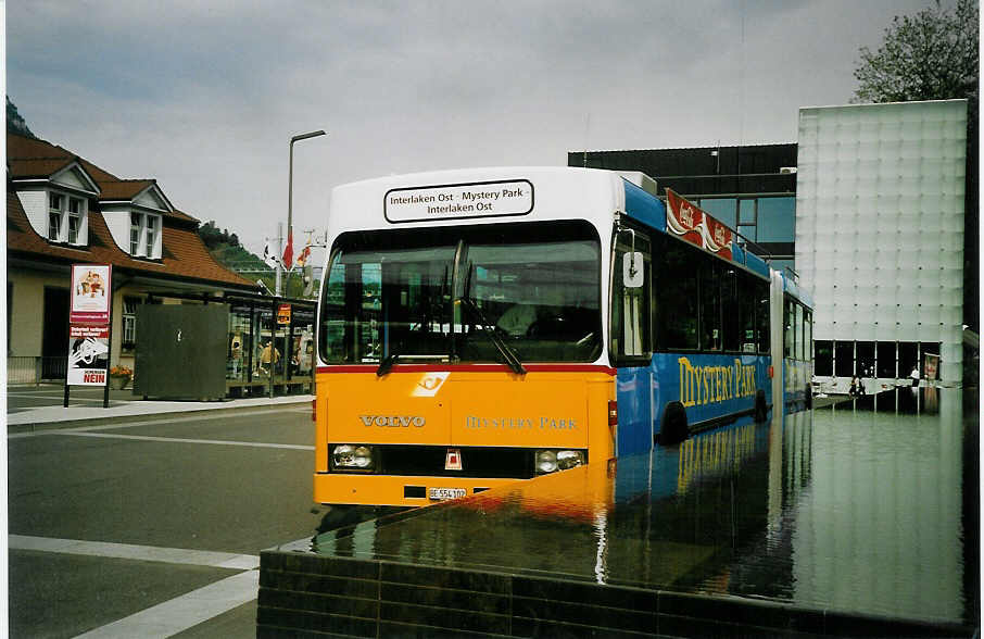 (076'625) - PostAuto Berner Oberland - BE 554'102 - Volvo/R&J (ex VB Biel Nr. 133) am 21. Mai 2005 beim Bahnhof Interlaken Ost