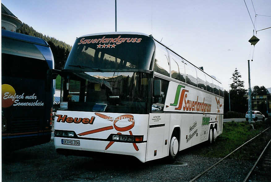 (076'716) - Aus Deutschland: Heuel, Drolshagen - OE-HD 356 - Neoplan am 26. Mai 2005 beim Bahnhof Davos-Dorf