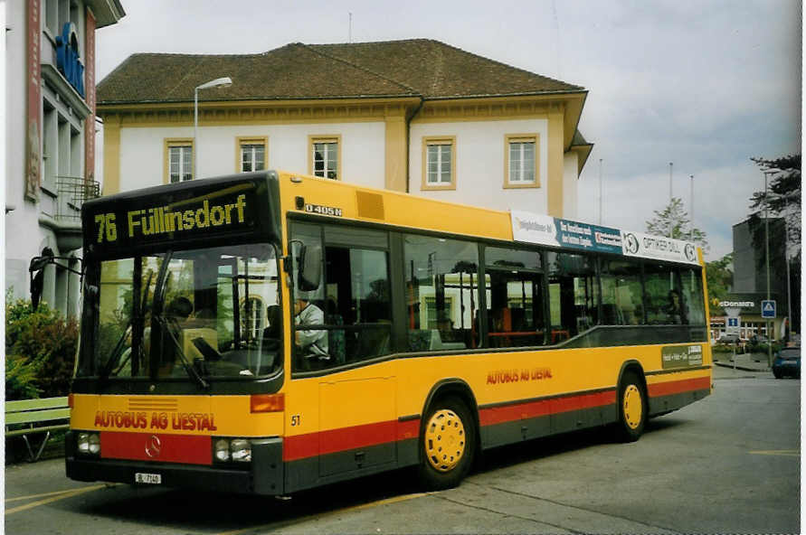 (077'315) - AAGL Liestal - Nr. 51/BL 7140 - Mercedes am 5. Juni 2005 beim Bahnhof Liestal