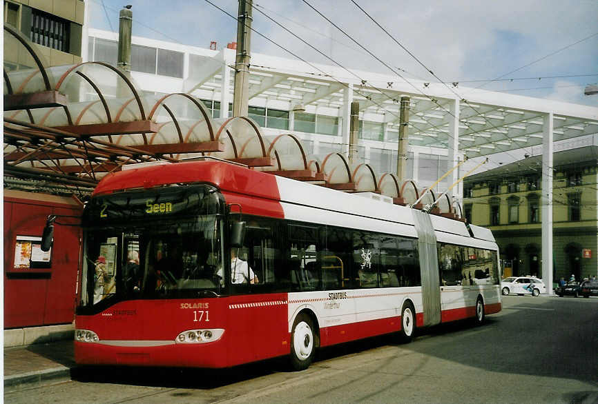 (077'530) - SW Winterthur - Nr. 171 - Solaris Gelenktrolleybus am 18. Juni 2005 beim Hauptbahnhof Winterthur