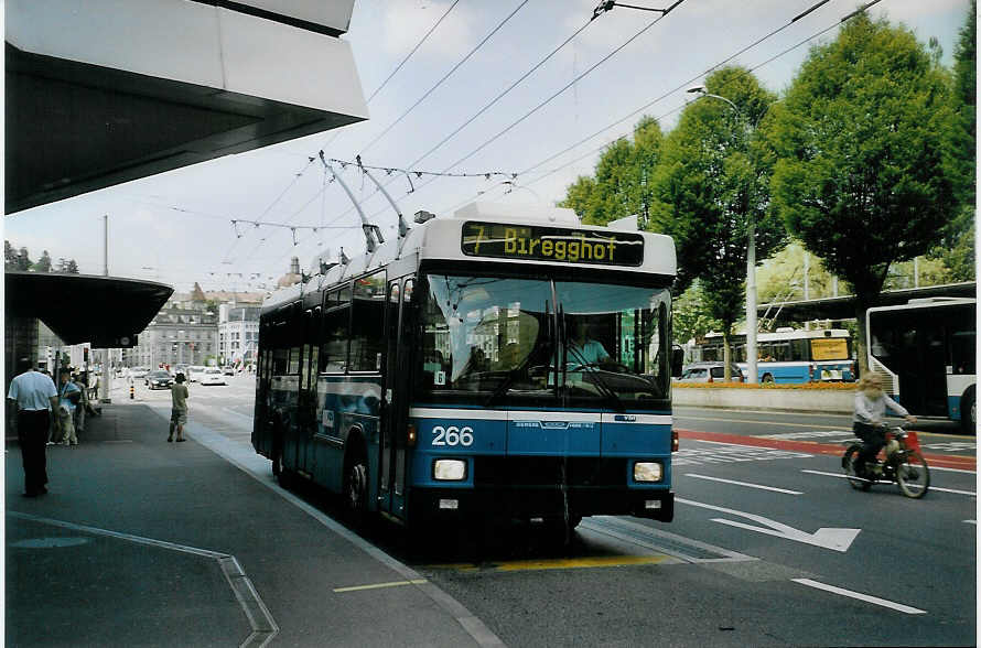 (077'734) - VBL Luzern - Nr. 266 - NAW/R&J-Hess Trolleybus am 18. Juni 2005 beim Bahnhof Luzern