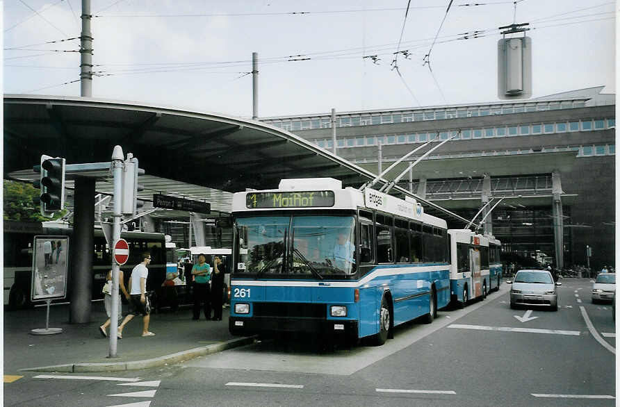 (077'805) - VBL Luzern - Nr. 261 - NAW/R&J-Hess Trolleybus am 18. Juni 2005 beim Bahnhof Luzern
