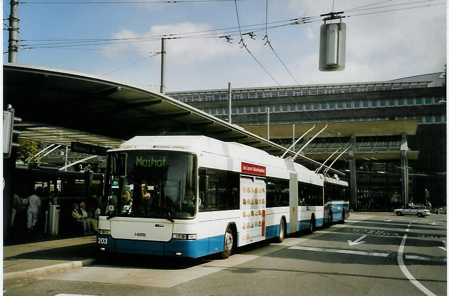 (077'819) - VBL Luzern - Nr. 203 - Hess/Hess Gelenktrolleybus am 18. Juni 2005 beim Bahnhof Luzern