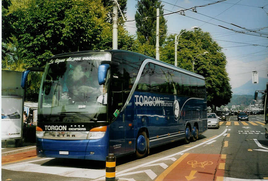 (077'820) - Torgon, Vionnaz - VS 21'938 - Setra am 18. Juni 2005 beim Bahnhof Luzern